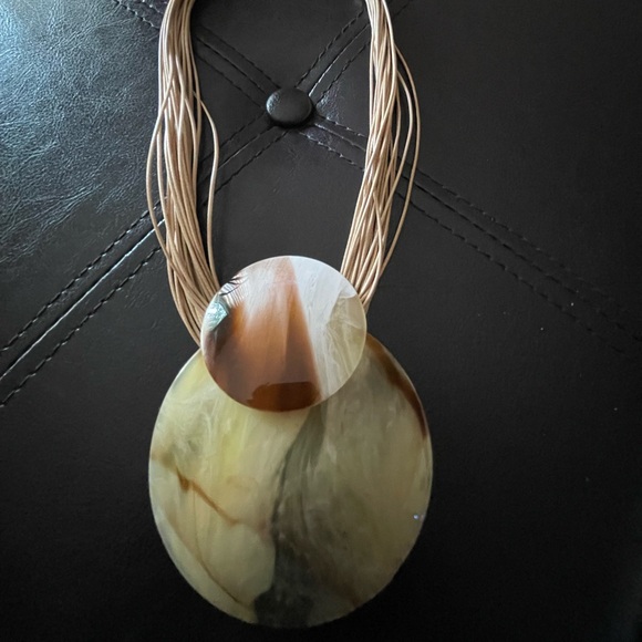 Women’s Faux Alabaster Necklace - Picture 4 of 9